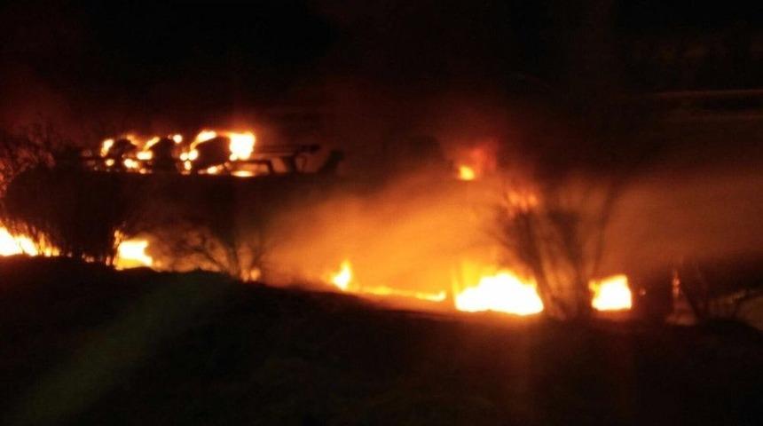 Devrilen Asfalt Y&uuml;kl&uuml; Tır Alev Aldı