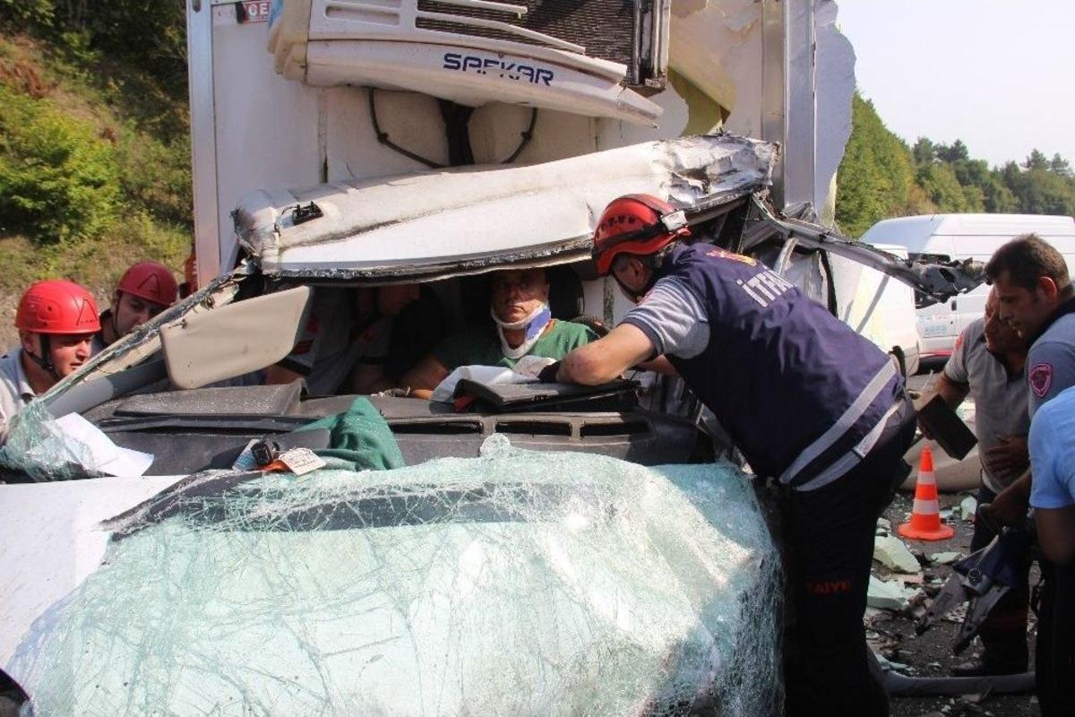 Tır İle Kamyonet Kafa Kafaya &Ccedil;arpıştı: 3 Yaralı