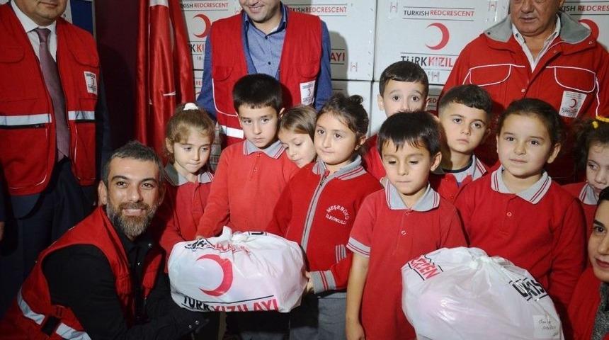 T&uuml;rk Kızılayı&rsquo;ndan 2 Bin &Ouml;ğrenciye 6 Bin &Ccedil;eşit Hediye