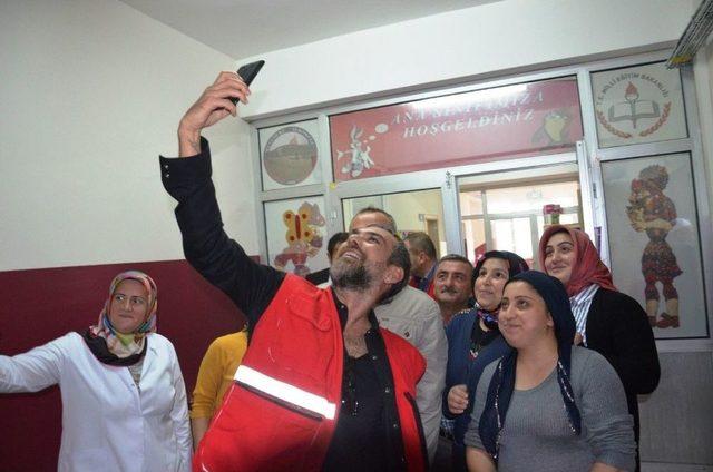 T&uuml;rk Kızılayı&rsquo;ndan 2 Bin &Ouml;ğrenciye 6 Bin &Ccedil;eşit Hediye 2