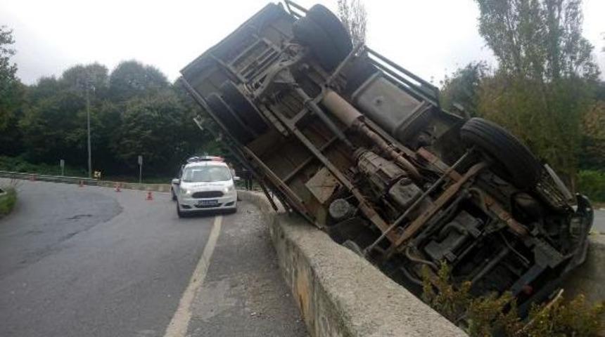 Sarıyer'de Sabıkalı Virajda Kamyonet Kazası