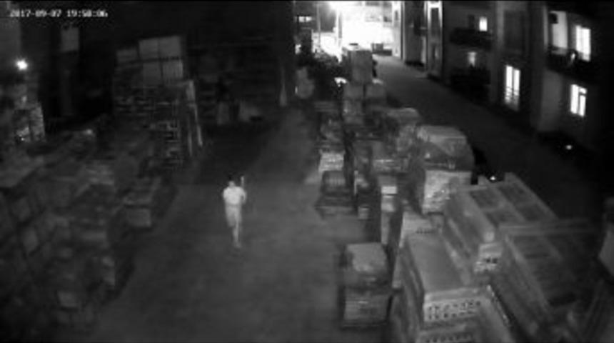 İnşaat Malzemesi &Ccedil;alan Hırsız G&uuml;venlik Kamerasına Yakalandı