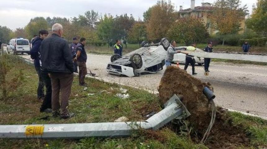 Düzce'de Otomobil Elektrik Direğine Çarptı: 2 Yaralı