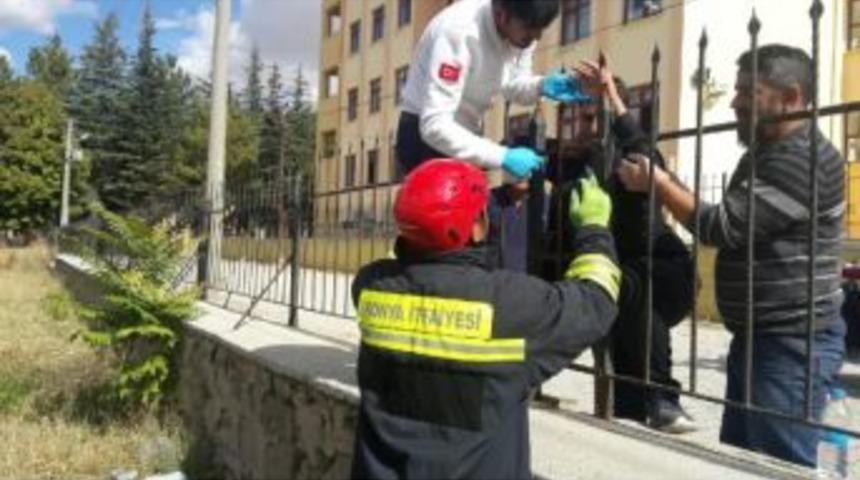 Bah&ccedil;e Duvarından Atlarken, Parmağına Demir Saplandı