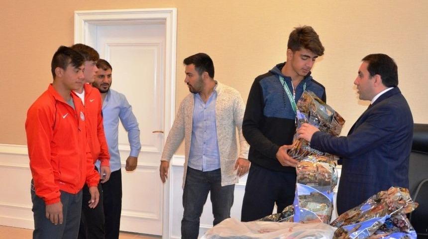 Başarılı G&uuml;reş&ccedil;iler &Ouml;d&uuml;llendirildi