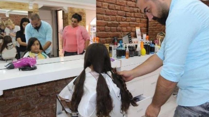 Akhisarlı Elif Naz'dan Anlamlı Bağış