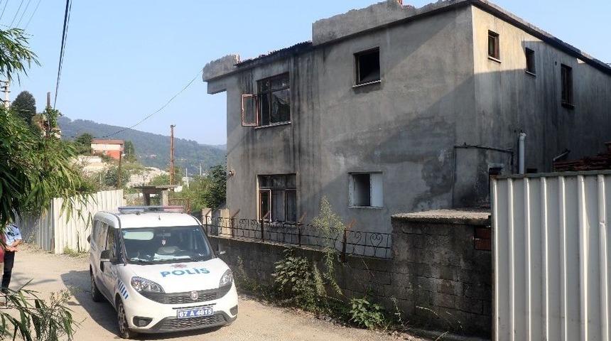 Evini Yıkmaya Gelen Ekiplerden M&uuml;saade İstedi