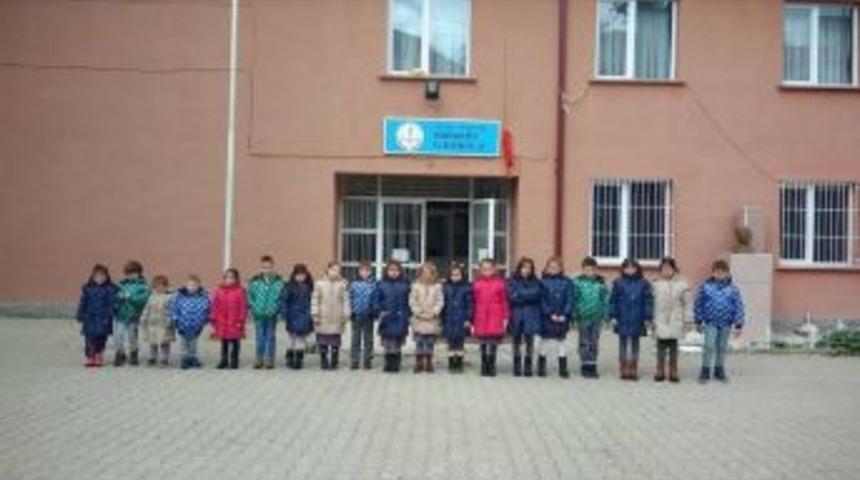 Karak&ouml;y İlkokulu &Ouml;ğrencilerine Kışlık Bot Ve Mont Yardımı