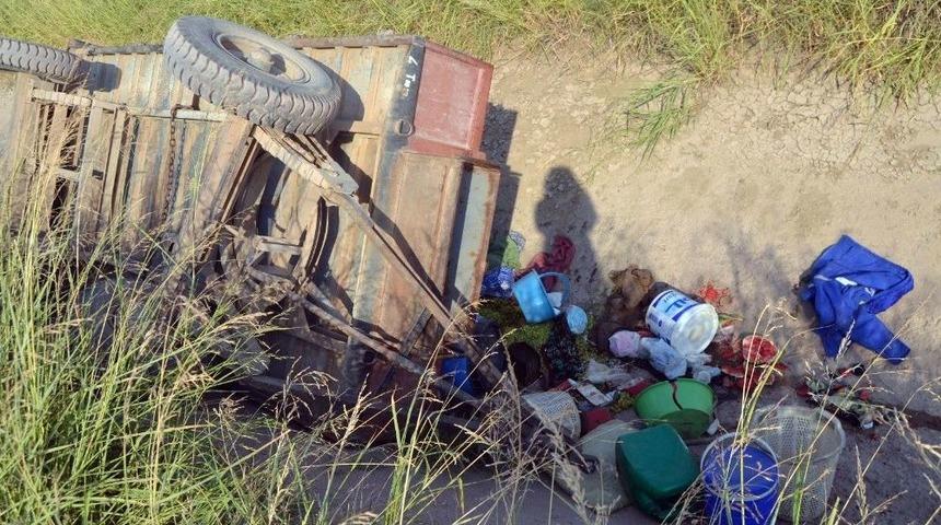 Trakt&ouml;r R&ouml;morku Kanala Yuvarlandı, 19 İş&ccedil;i Yaralandı