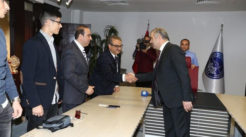 Başkan &Ccedil;elik, Hollanda Kayserililer Vakfı Y&ouml;neticileri Ve Hollanda&rsquo;dan Gelen Gen&ccedil;lerle Bir Araya Geldi