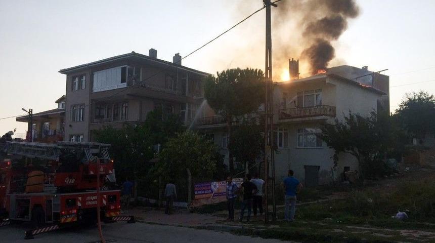 Silivri&rsquo;de 2 Katlı Binanın &Ccedil;atısı Alev Alev Yandı
