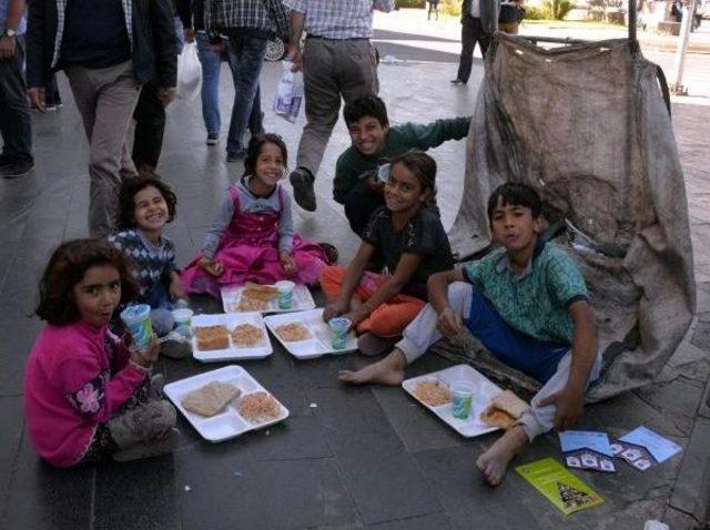 Dünya Gıda Günü'nde Pilav Üstü Tavuk Ikramı