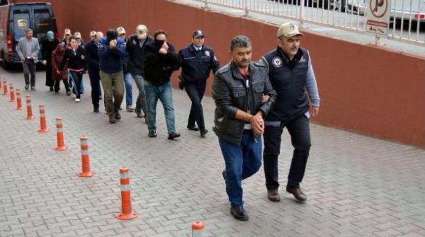 Hem Su&ccedil;lu Hem G&uuml;&ccedil;l&uuml; Fet&ouml;'c&uuml;n&uuml;n Terbiyesiz El Hareketi