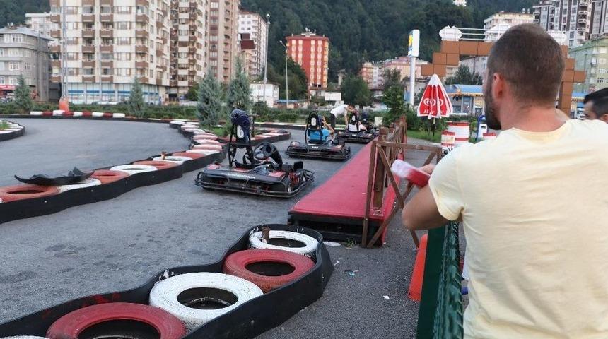 Go-kart Pistinde Şalı Aracın Lastiğine Dolandı