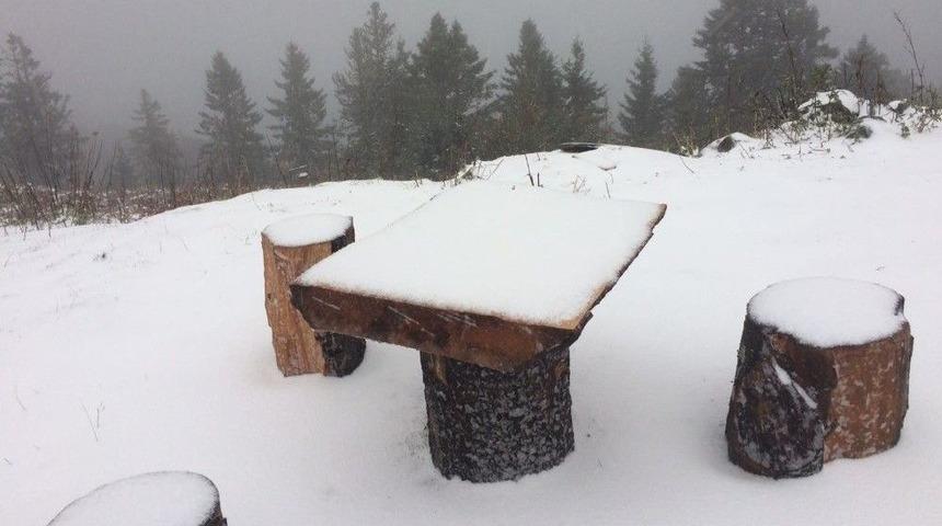 Rize&rsquo;de Sahilde Şiddetli Yağış, Yaylalarda Kar
