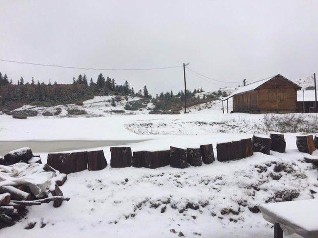 Rize&rsquo;de Sahilde Şiddetli Yağış, Yaylalarda Kar 2