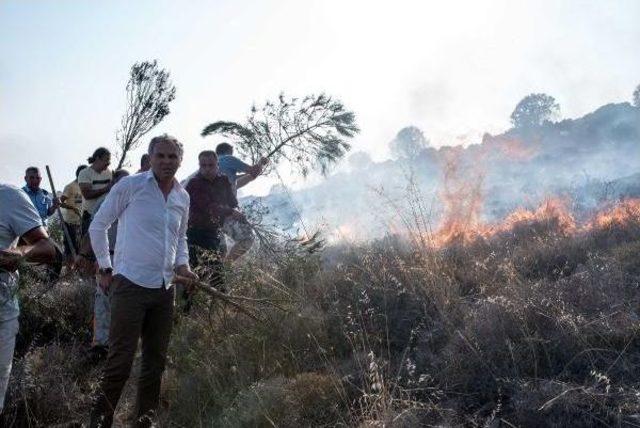 Bozcaada'daki Yangına Kaymakam Ve Belediye Başkanı Da Müdahale Etti