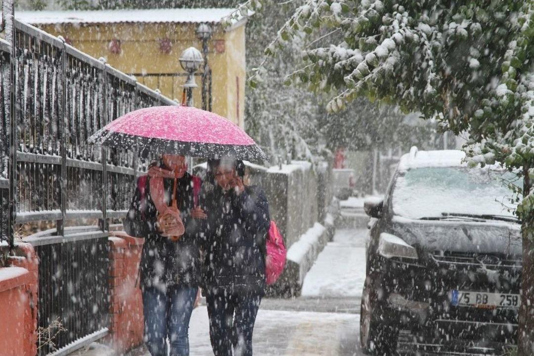 Ardahan Kent Merkezine Yılın İlk Karı Yağdı
