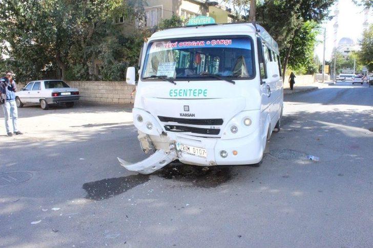 Yolcu Minibüsü İle Otomobil Çarpıştı: 4 Yaralı G4