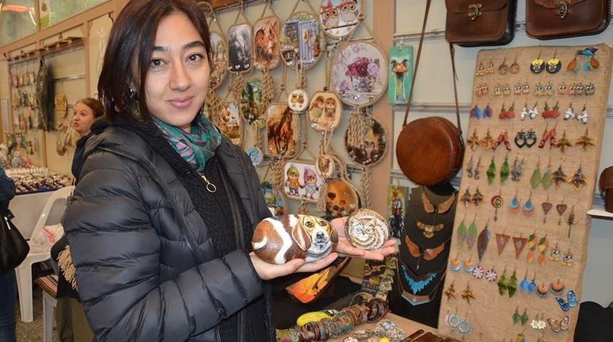 Boyayarak Resim Yaptığı Taşlar Ger&ccedil;eği Aratmıyor