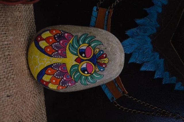 Boyayarak Resim Yaptığı Taşlar Ger&ccedil;eği Aratmıyor 1