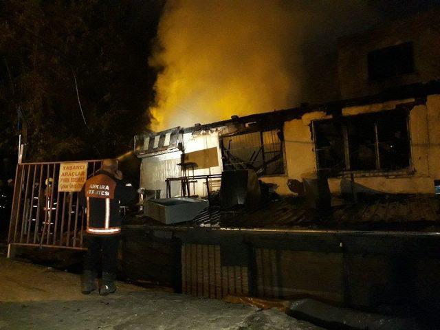 Tarihi Sobacılar &Ccedil;arşısı&rsquo;nda Korkutan Yangın 1