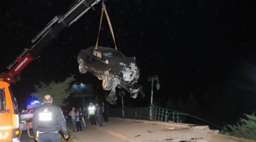 K&ouml;pr&uuml; Korkuluklarına &Ccedil;arpan Otomobilin S&uuml;r&uuml;c&uuml;s&uuml; &Ouml;ld&uuml;
