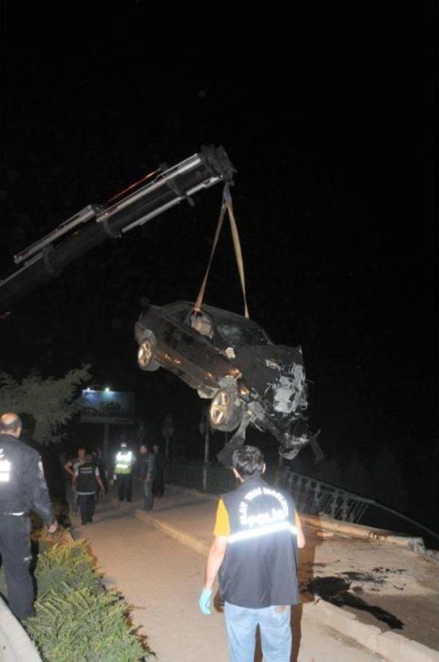 Köprü Korkuluklarına Çarpan Otomobilin Sürücüsü Öldü