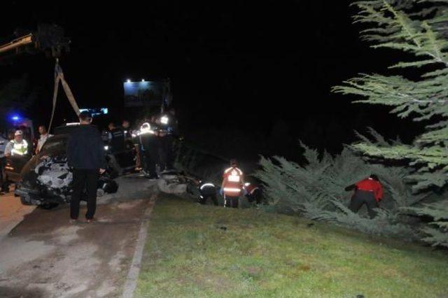 K&ouml;pr&uuml; Korkuluklarına &Ccedil;arpan Otomobilin S&uuml;r&uuml;c&uuml;s&uuml; &Ouml;ld&uuml; 2