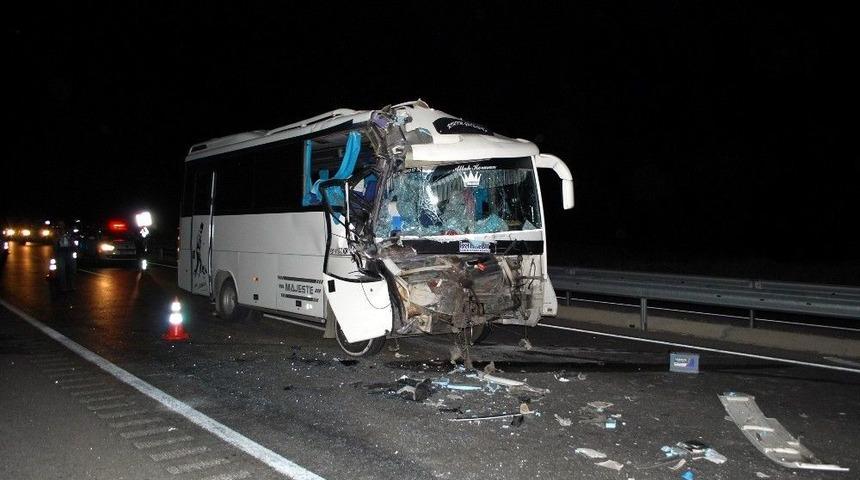 Manisa&rsquo;da Minib&uuml;s Tıra Arkadan &Ccedil;arptı; 16 Yaralı