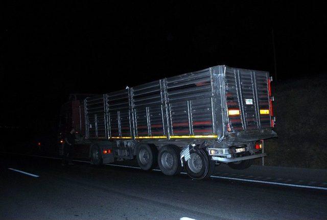 Manisa&rsquo;da Minib&uuml;s Tıra Arkadan &Ccedil;arptı; 16 Yaralı 1