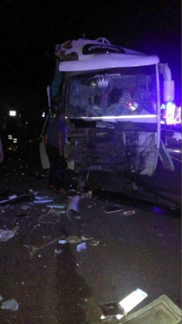 Manisa&rsquo;da Minib&uuml;s Tıra Arkadan &Ccedil;arptı; 16 Yaralı 2