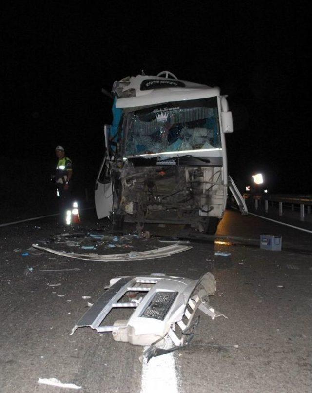 Manisa&rsquo;da Minib&uuml;s Tıra Arkadan &Ccedil;arptı; 16 Yaralı 3