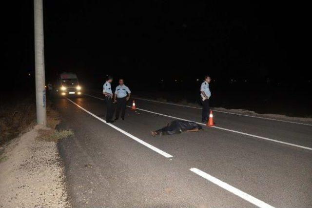Hafif Ticari Aracın &Ccedil;arpması Sonucu &Ouml;ld&uuml; 2