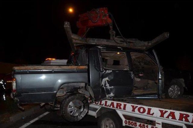Kamyonet Orta Ref&uuml;je &Ccedil;arpıp Devrildi: 5 Yaralı 1