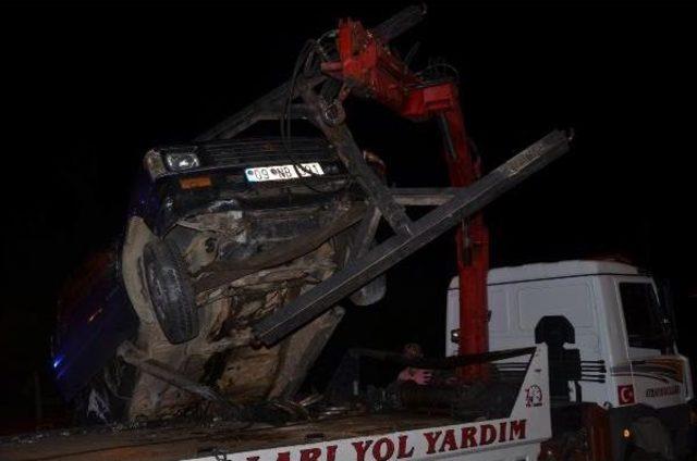 Kamyonet Orta Ref&uuml;je &Ccedil;arpıp Devrildi: 5 Yaralı 2
