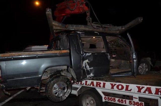 Kamyonet Orta Ref&uuml;je &Ccedil;arpıp Devrildi: 5 Yaralı 3