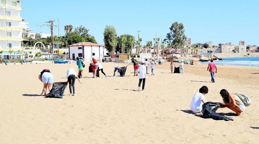 Avrupalı &Ouml;ğrenciler, İşitme Engellilerle Birlikte Kızkalesi Sahilini Temizledi