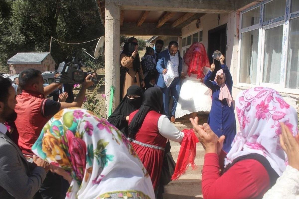 D&uuml;ğ&uuml;nlerde Asırlık Yol Kapatma Geleneği Trakt&ouml;rlerle Yaşatılıyor