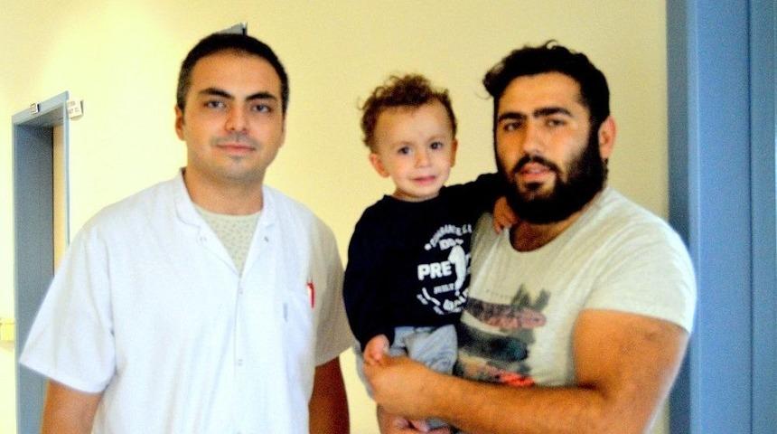 Boğazına Fıstık Kabuğu Ka&ccedil;an &Ccedil;ocuk Kurtarıldı