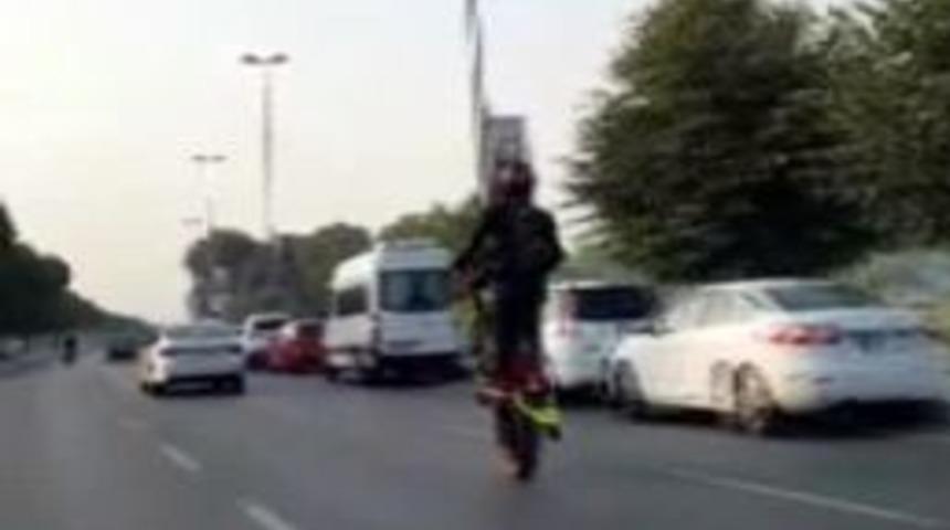 Bostancı Sahil Yolunda Tek Tekerlek &Uuml;zerinde Şov Yapan Motorcu Kamerada