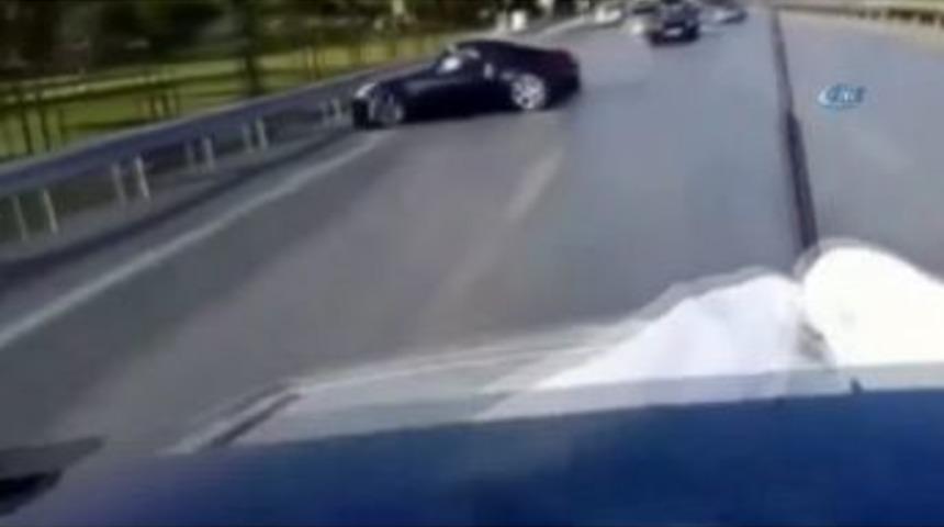 (&ouml;zel Haber) Trafik Magandasının Bariyerlere &Ccedil;arpma Anı Saniye Saniye Kamerada