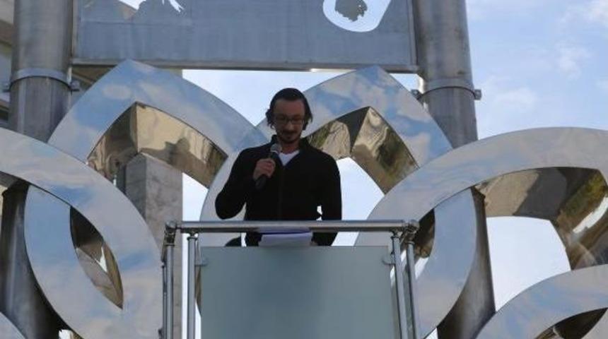 Bu Kulede Her G&uuml;n Aynı Saatte Şiir Okunuyor