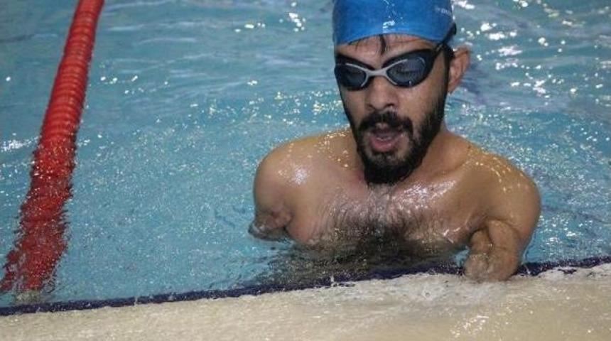 İki Kolu Ve Bir Ayağı Olmayan Yusuf, Y&uuml;zme Sporu Ile Hayata Tutundu