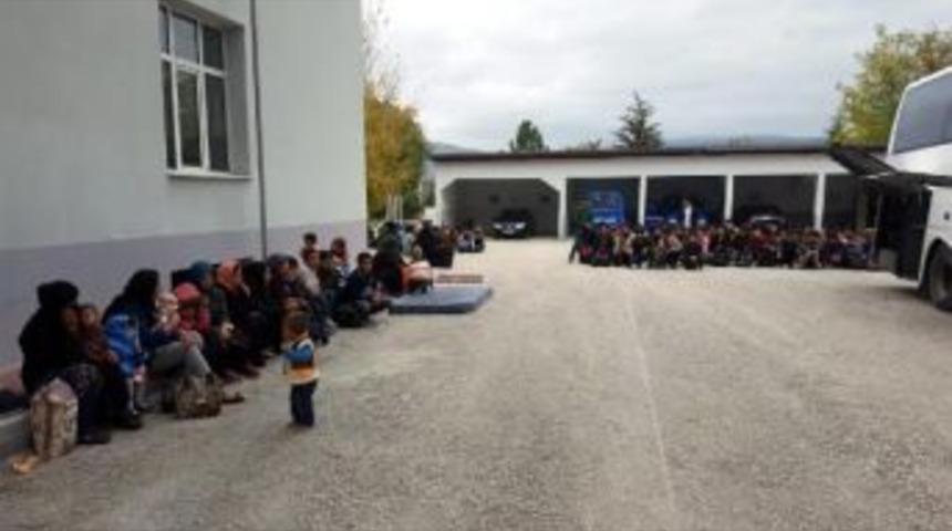 &Ccedil;ankırı&rsquo;Da 136 G&ouml;&ccedil;men İstanbul&rsquo;A G&ouml;t&uuml;r&uuml;l&uuml;rken Yakalandı