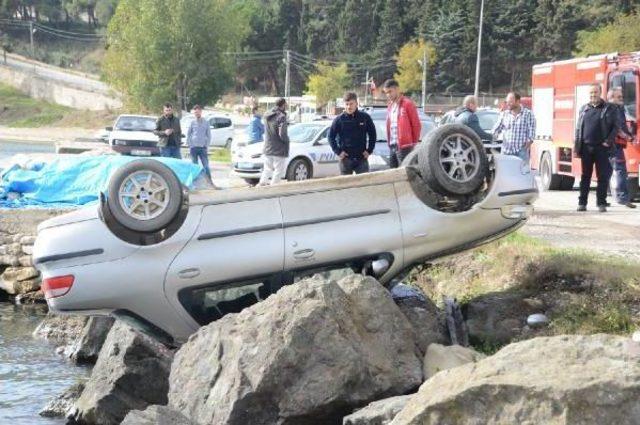 Otomobil Deniz Kenarındaki Kayalıklarda Ters Halde Kaldı