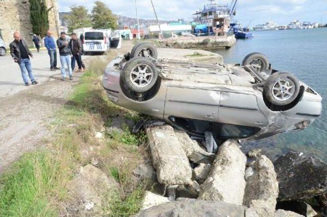 Otomobil Deniz Kenarındaki Kayalıklarda Ters Halde Kaldı