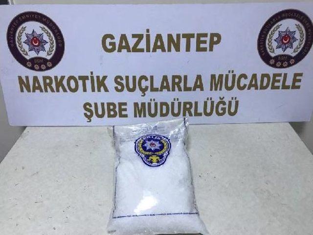 Otomobilin Gösterge Panelinden Uyuşturucu Çıktı