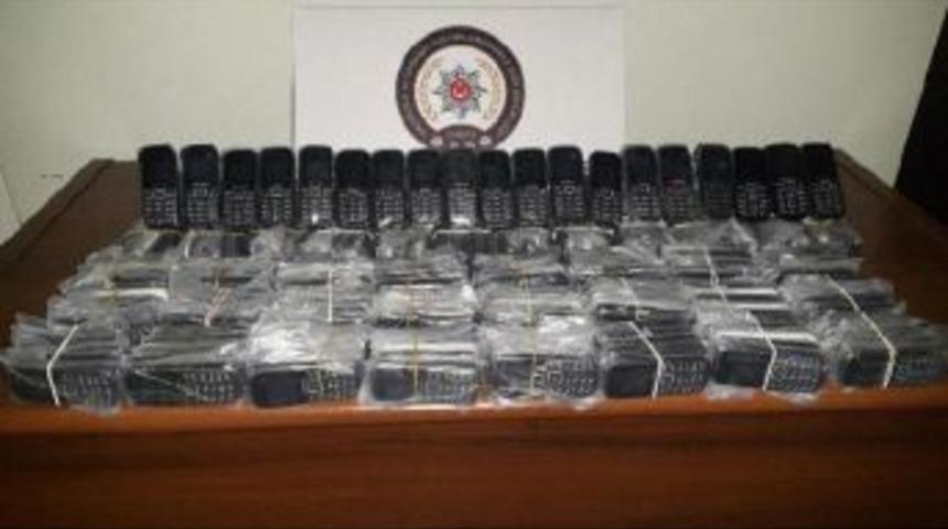 Otomobilde Gümrük Kaçağı 300 Cep Telefonu Ele Geçirildi