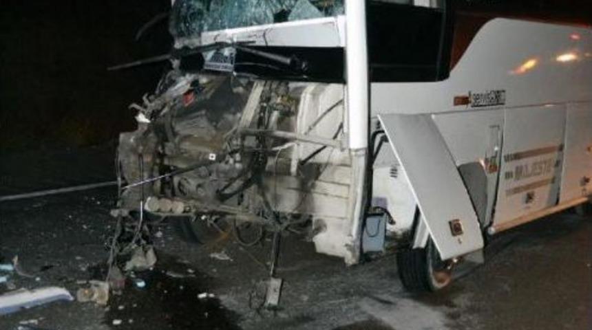 Midib&uuml;s, Tır'a Arkadan &Ccedil;arptı: 16 Yaralı